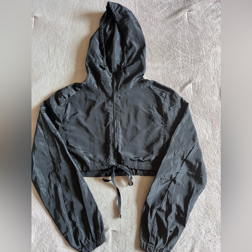 Super cute cropped wind breaker jacket
Black 
Size M 

Pit to pit “20 in”